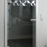 Beschriftung von Glastüren mit Folienplott