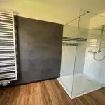 Dekorstreifen an Glasscheibe und Dusche passend zum Heizlörper